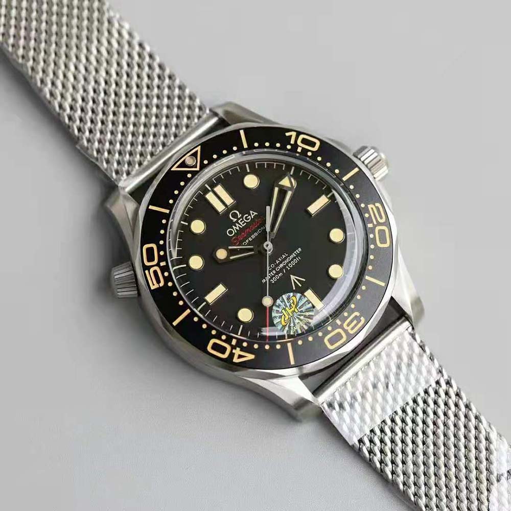 Omega Men Seamaster Diver 300M Co-Axial Master Chronometer 42 mm 007 Edition-Black (4)-1