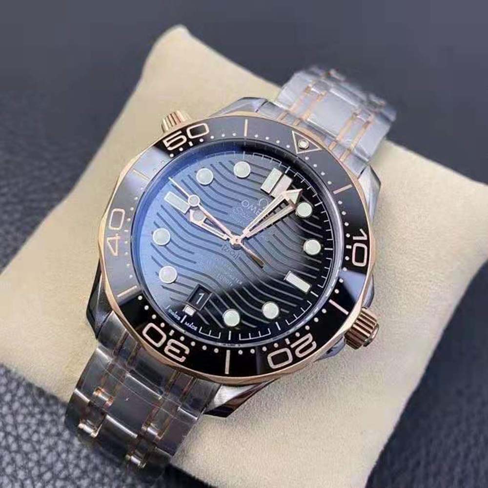 Omega Men Seamaster Diver 300M Co-Axial Master Chronometer 42 mm in Steel ‑ Sedna™ Gold-Black (2)