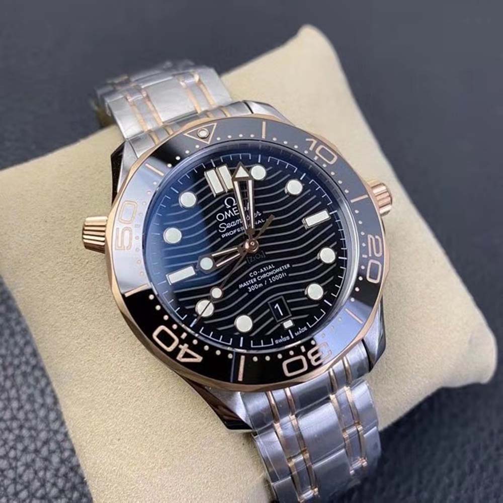 Omega Men Seamaster Diver 300M Co-Axial Master Chronometer 42 mm in Steel ‑ Sedna™ Gold-Black (4)