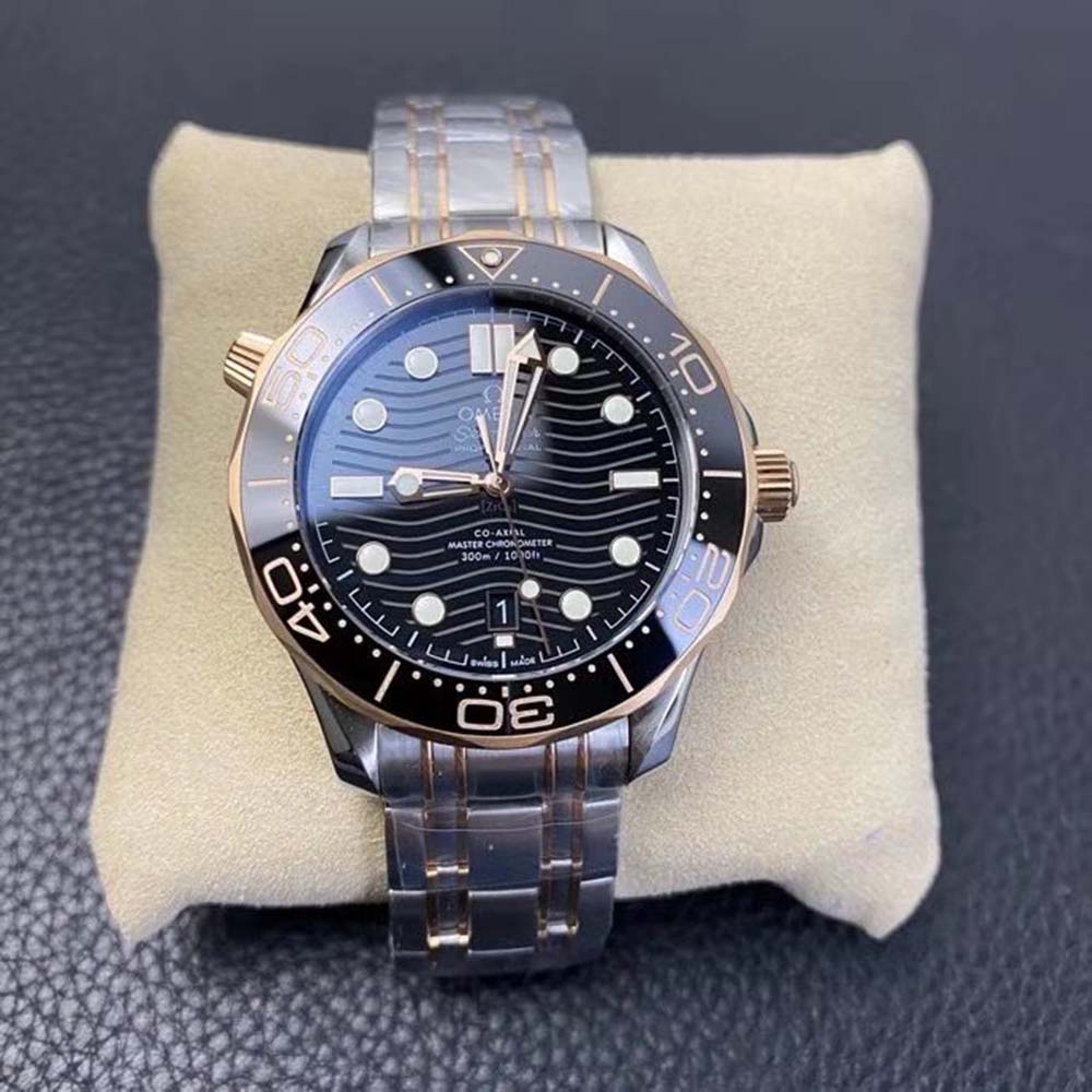 Omega Men Seamaster Diver 300M Co-Axial Master Chronometer 42 mm in Steel ‑ Sedna™ Gold-Black (5)