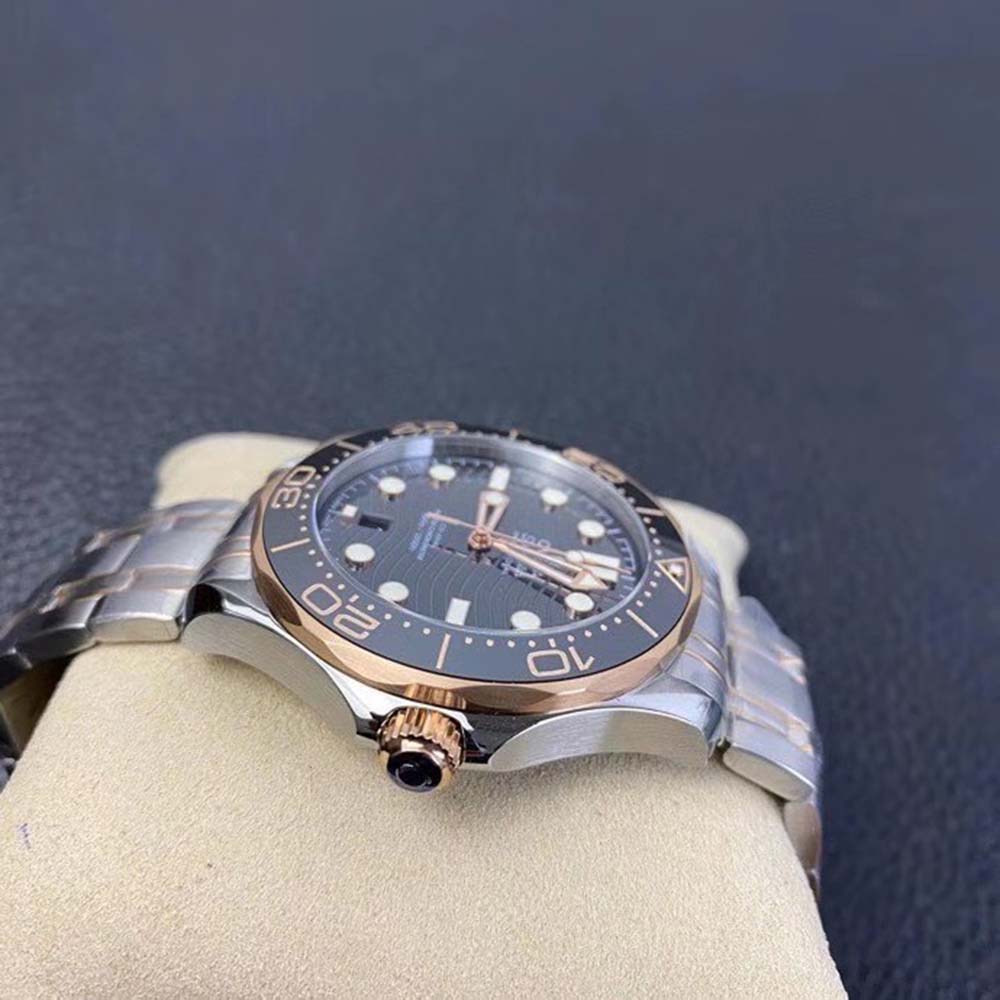 Omega Men Seamaster Diver 300M Co-Axial Master Chronometer 42 mm in Steel ‑ Sedna™ Gold-Black (6)