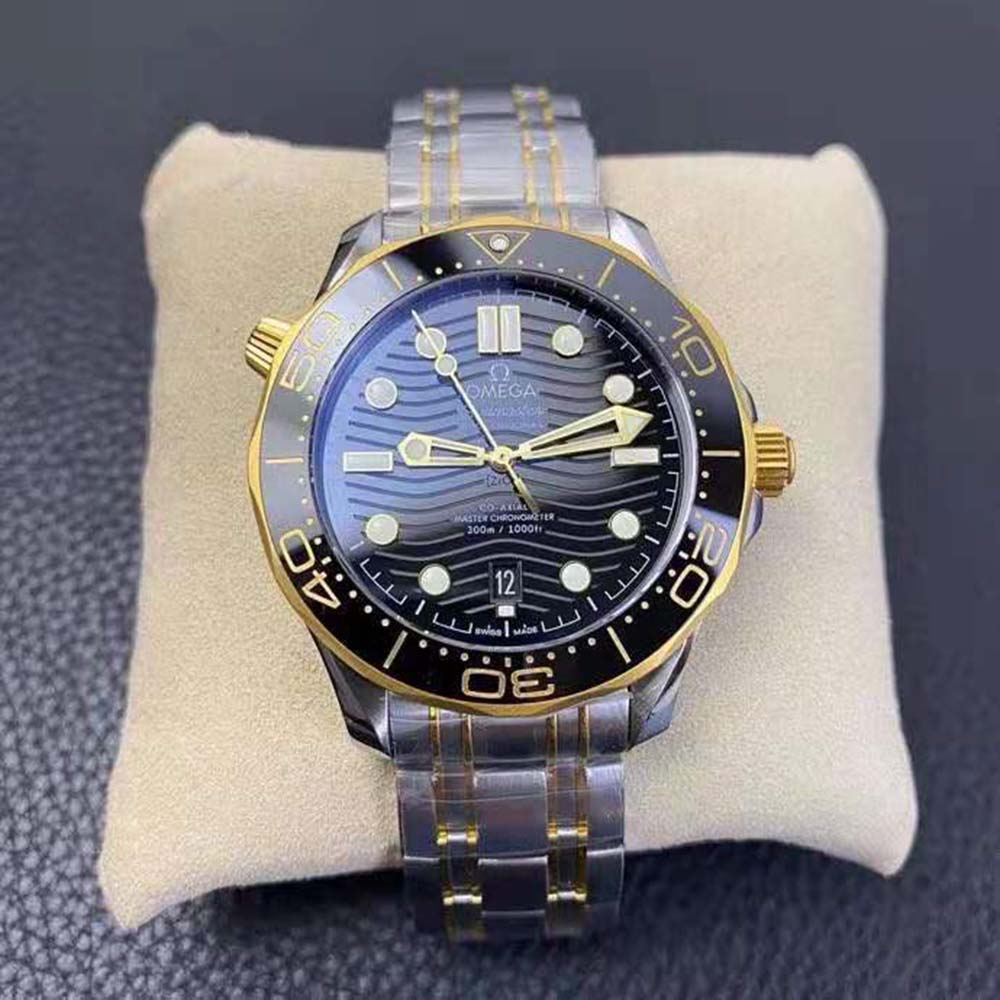Omega Men Seamaster Diver 300M Co-Axial Master Chronometer 42 mm in Steel ‑ Yellow Gold-Black (2)