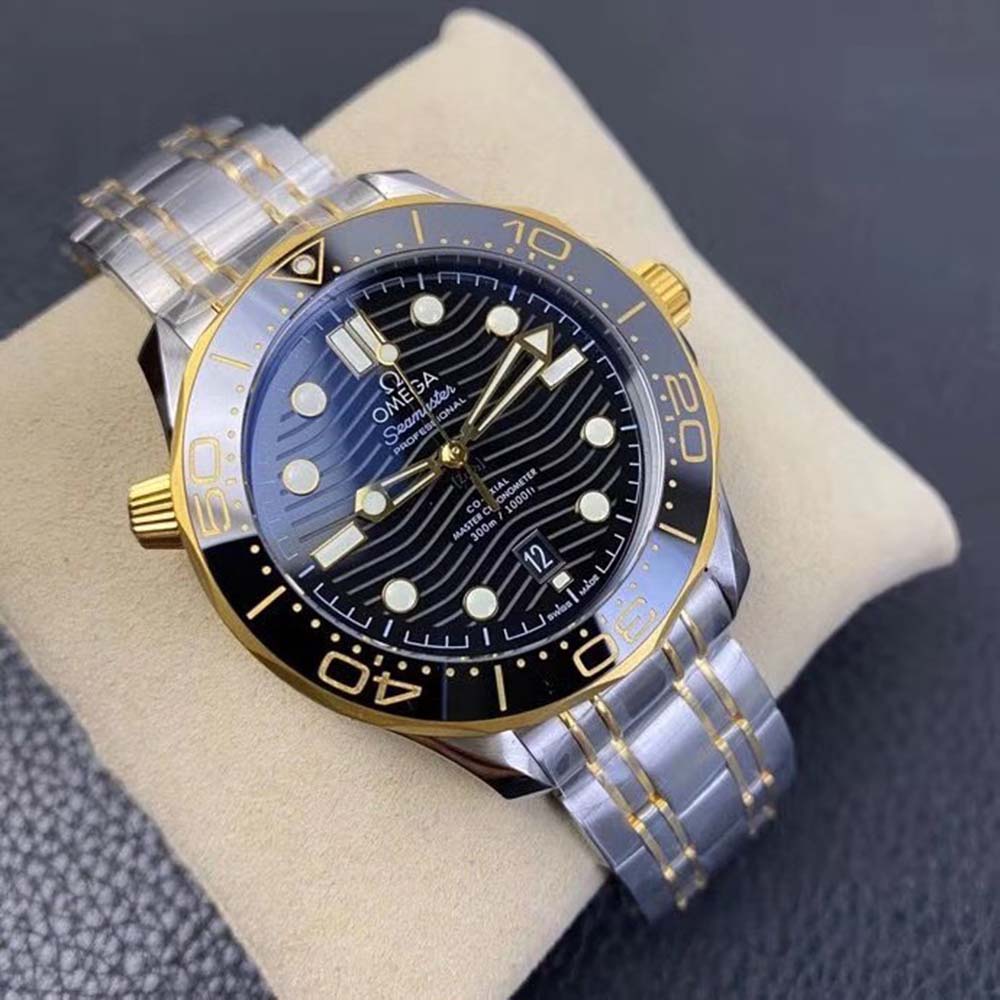 Omega Men Seamaster Diver 300M Co-Axial Master Chronometer 42 mm in Steel ‑ Yellow Gold-Black (3)