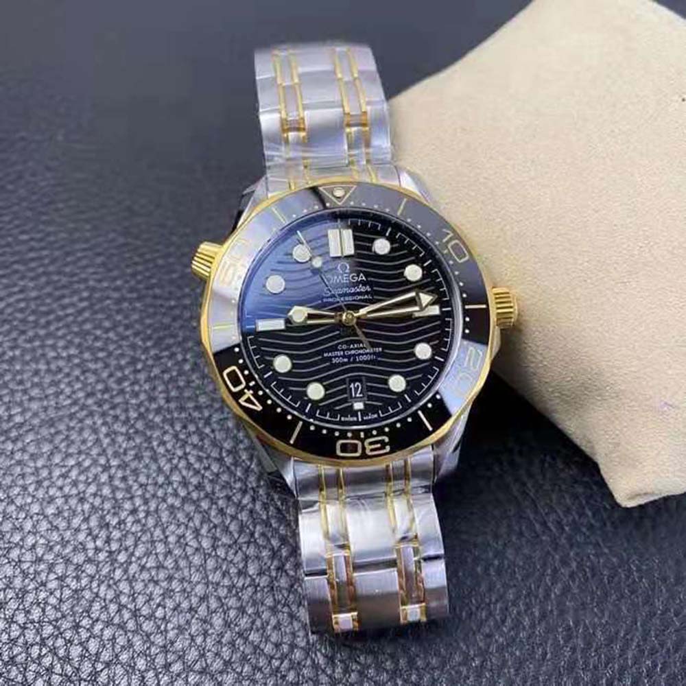 Omega Men Seamaster Diver 300M Co-Axial Master Chronometer 42 mm in Steel ‑ Yellow Gold-Black (9)