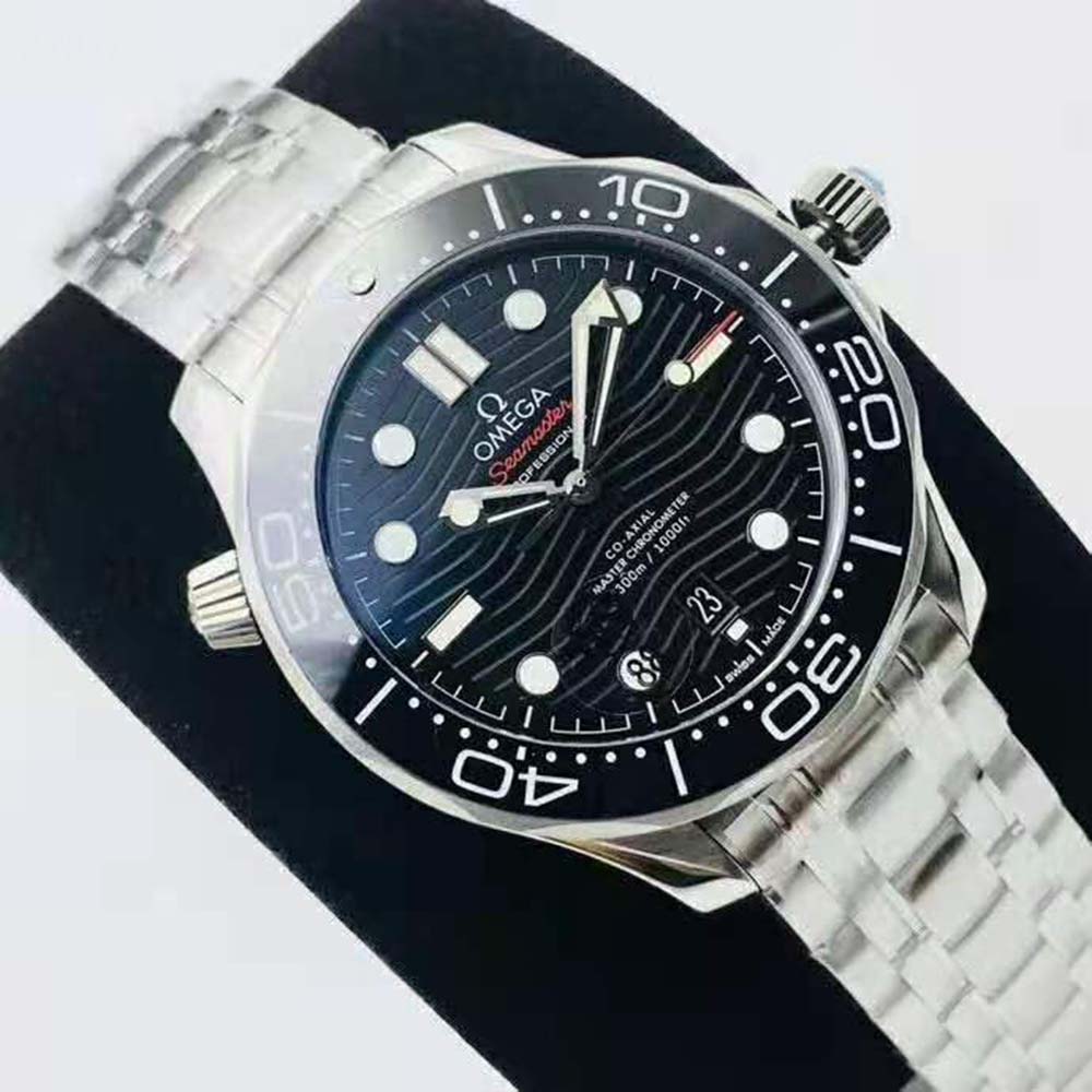 Omega Men Seamaster Diver 300M Co‑Axial Master Chronometer 42 mm in Stainless Steel-Black (2)-1