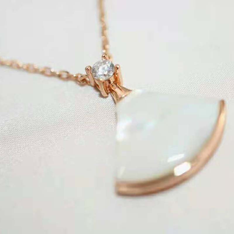 Bulgari Women Divas Dream Necklace in Rose Gold with Mother of Pearl-White (4)