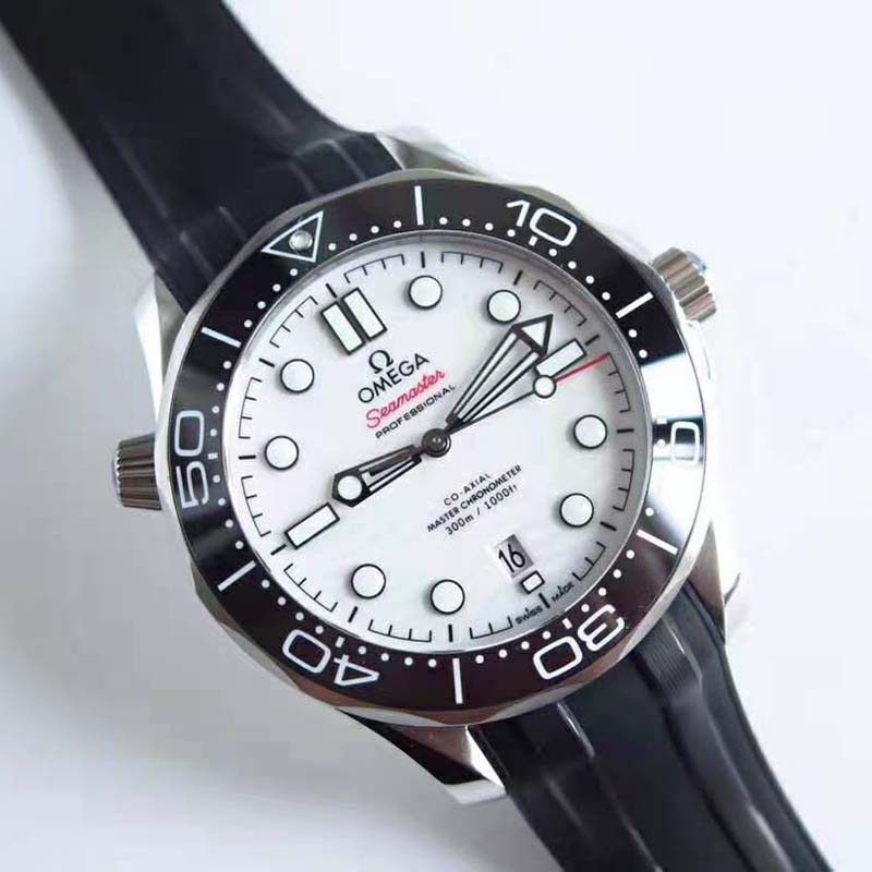 Omega Men Seamaster Diver 300M Co‑Axial Master Chronometer 42 mm in Steel-White (3)