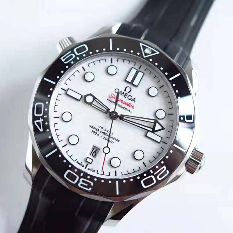 Omega Men Seamaster Diver 300M Co‑Axial Master Chronometer 42 mm in Steel-White (4)