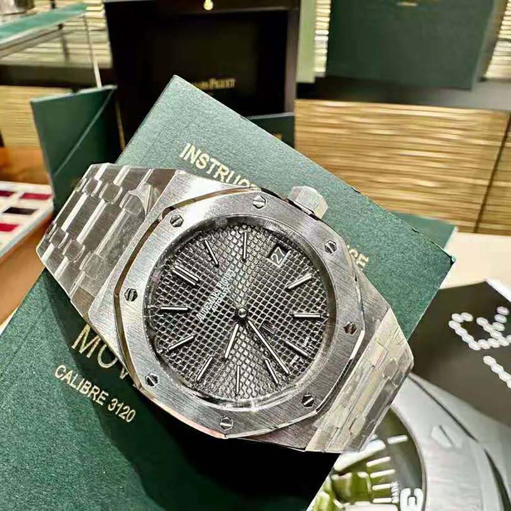 Audemars Piguet Men Royal Oak Selfwinding 37 mm in Stainless Steel (2)