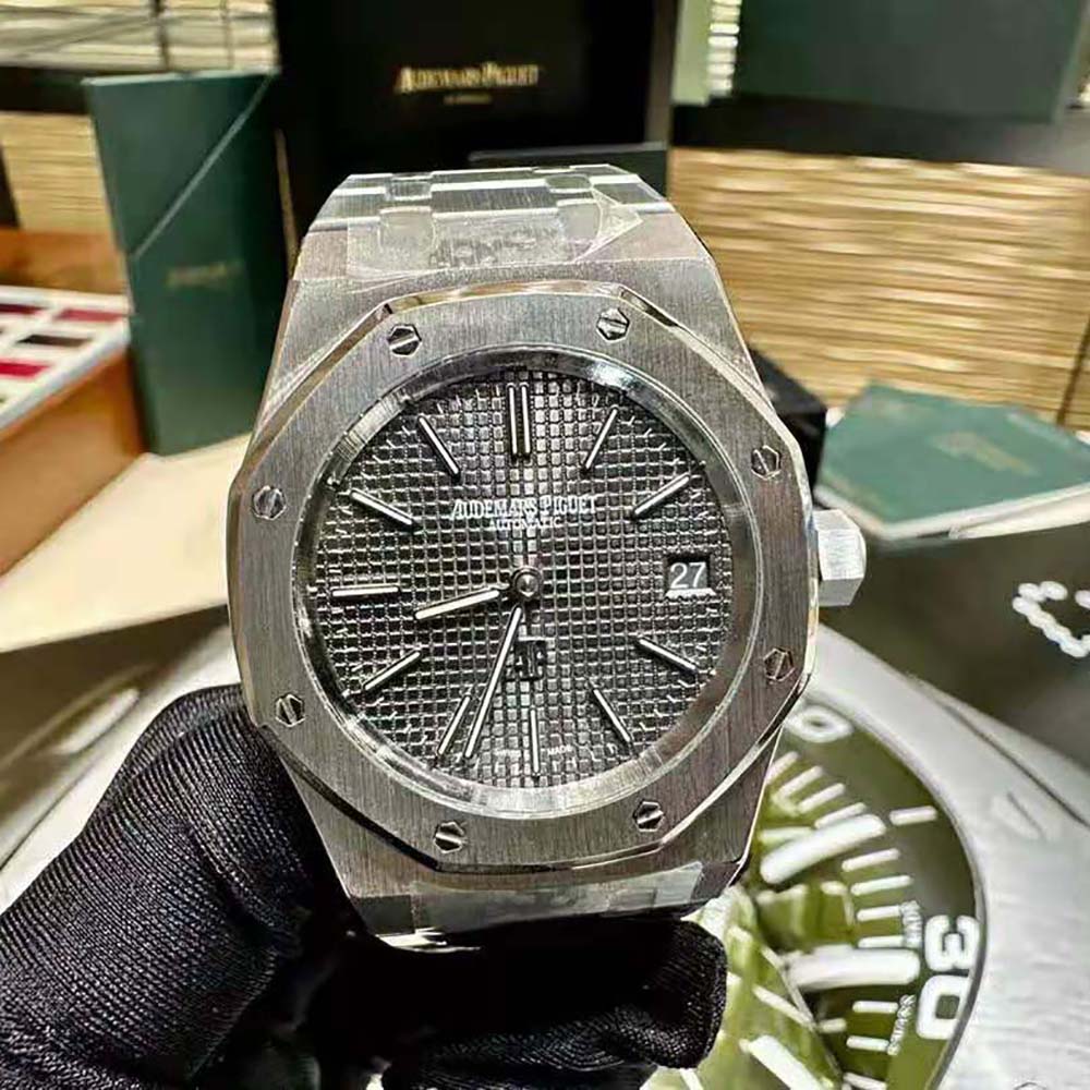 Audemars Piguet Men Royal Oak Selfwinding 37 mm in Stainless Steel (3)