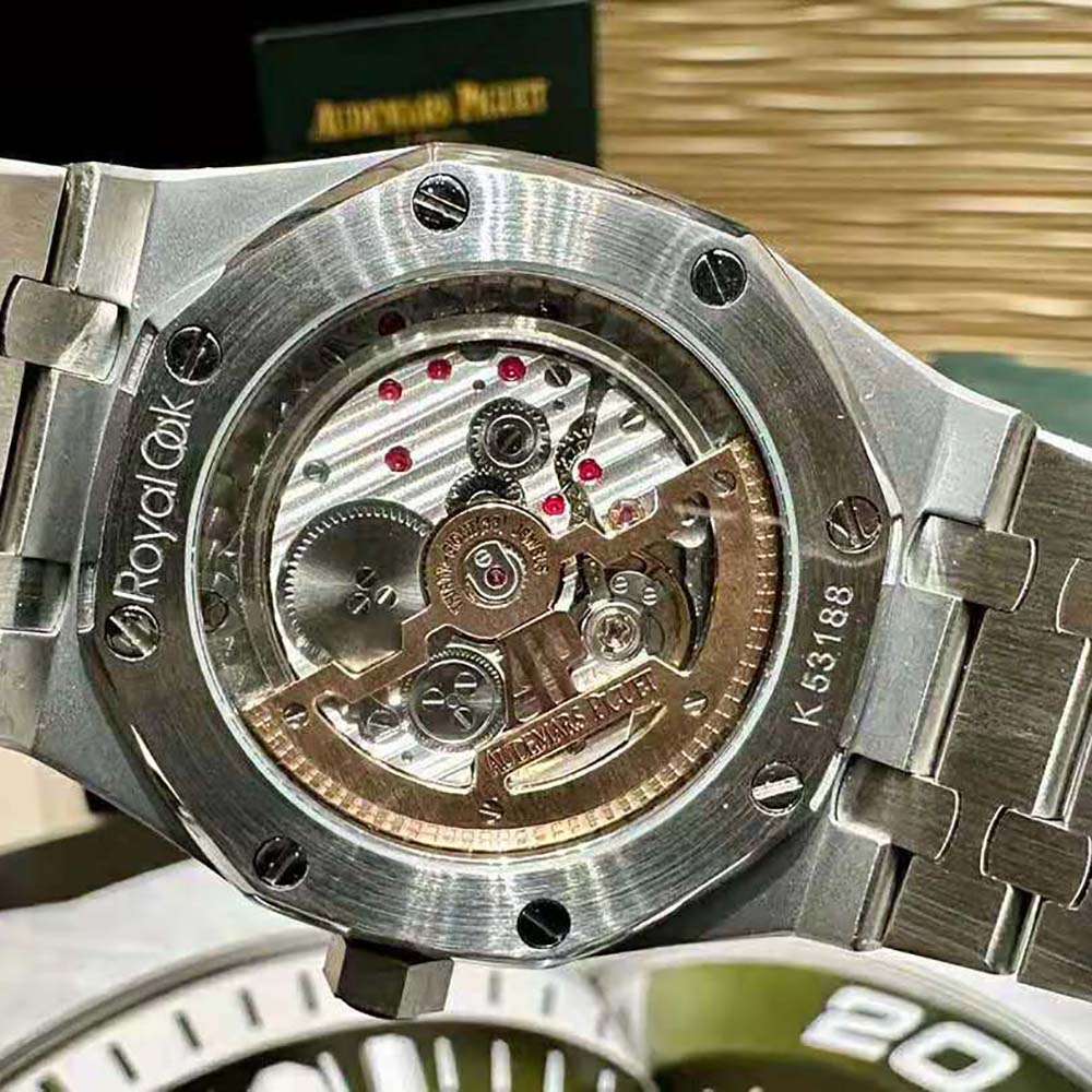 Audemars Piguet Men Royal Oak Selfwinding 37 mm in Stainless Steel (6)