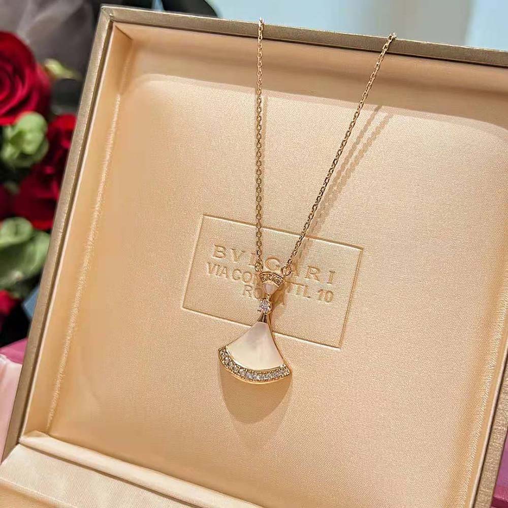 Bvlgari Women DIVAS’ DREAM Necklace in 18 KT Rose Gold with Pendant Set-White (6)