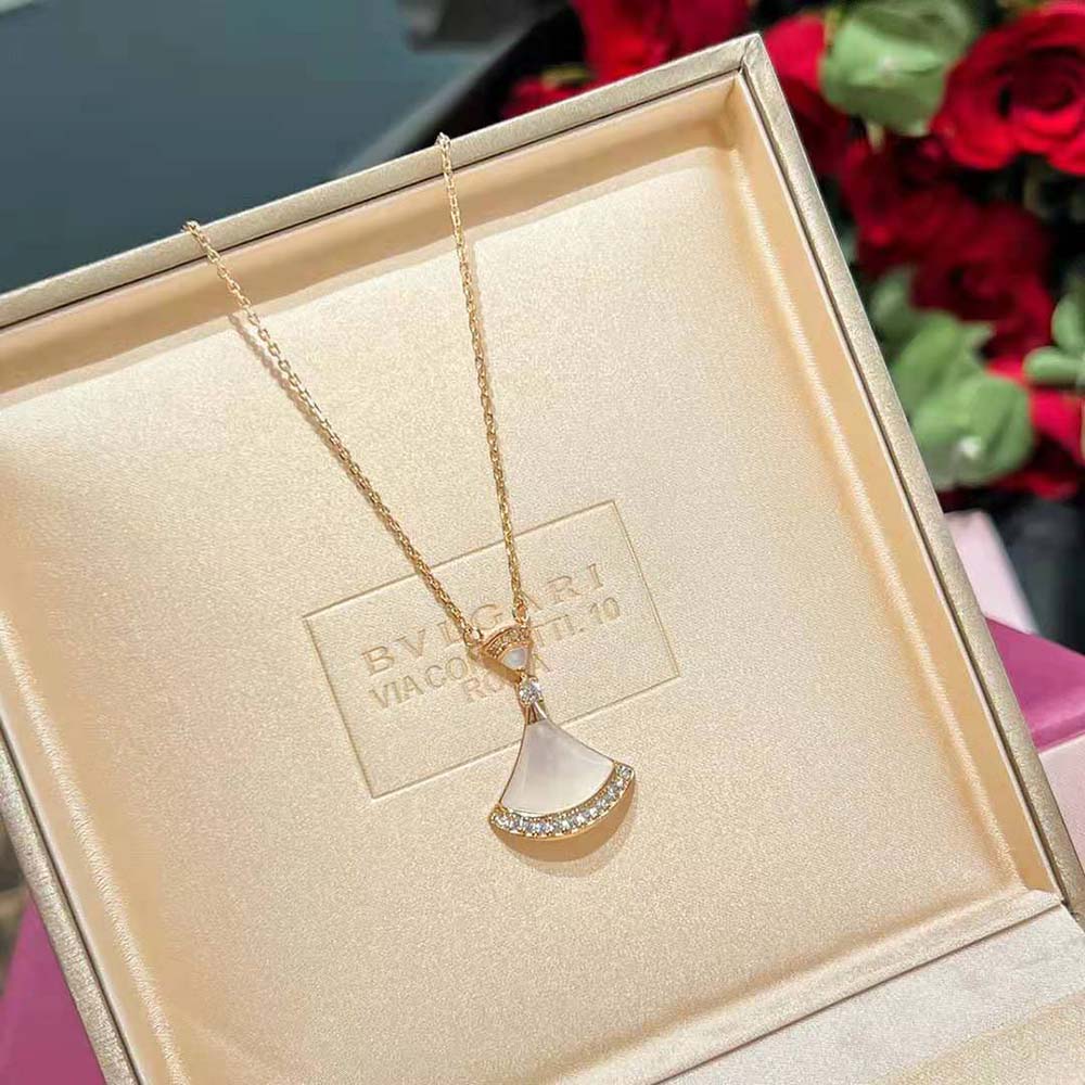 Bvlgari Women DIVAS’ DREAM Necklace in 18 KT Rose Gold with Pendant Set-White (8)