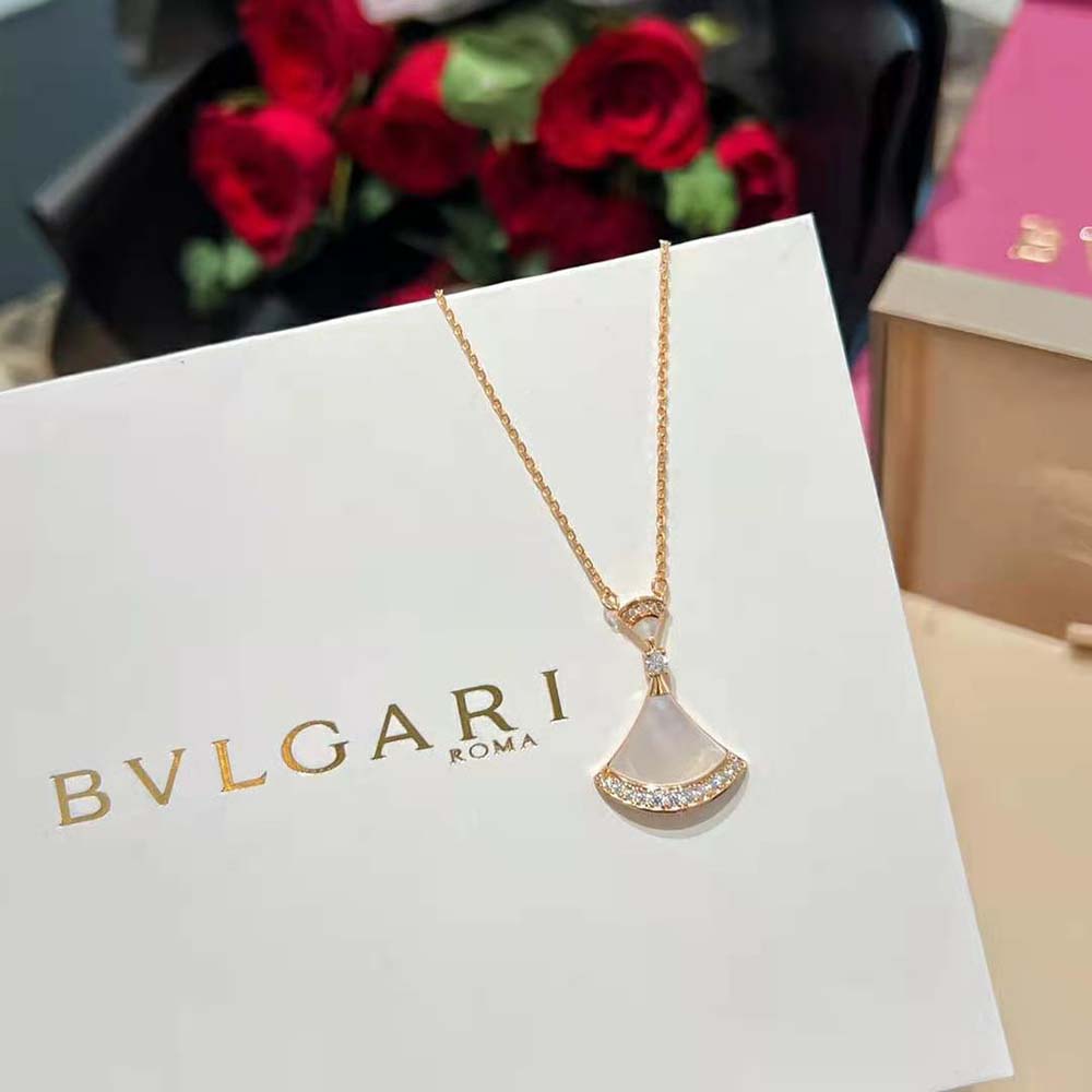 Bvlgari Women DIVAS’ DREAM Necklace in 18 KT Rose Gold with Pendant Set-White (9)