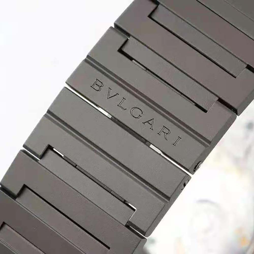 Bulgari Men Octo Finissimo Automatic Winding 40 mm in Black Sandblasted Ceramic (3)