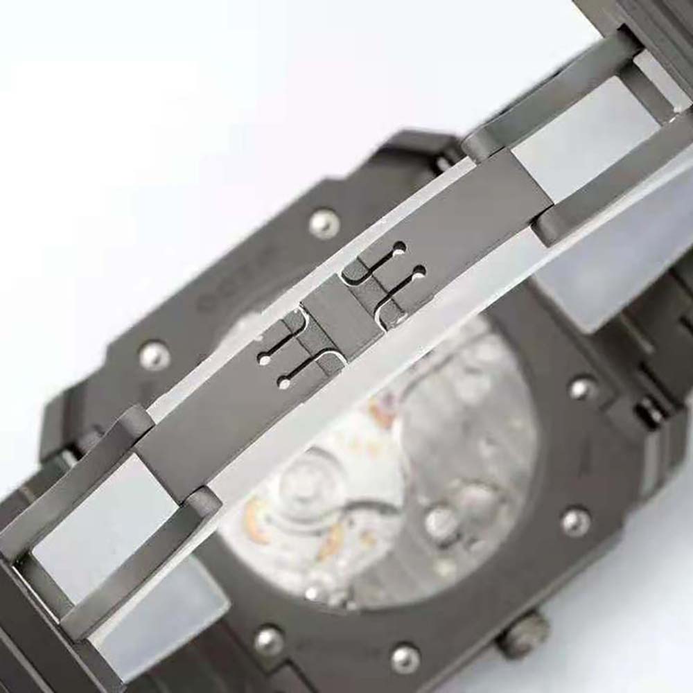 Bulgari Men Octo Finissimo Automatic Winding 40 mm in Black Sandblasted Ceramic (9)