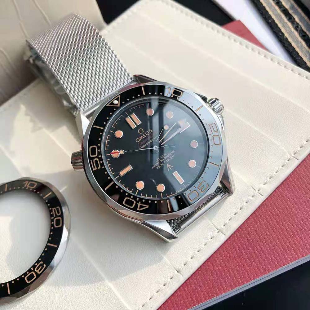Omega Men Seamaster Diver 300M Co‑axial Master Chronometer 42 mm in Titanium (3)