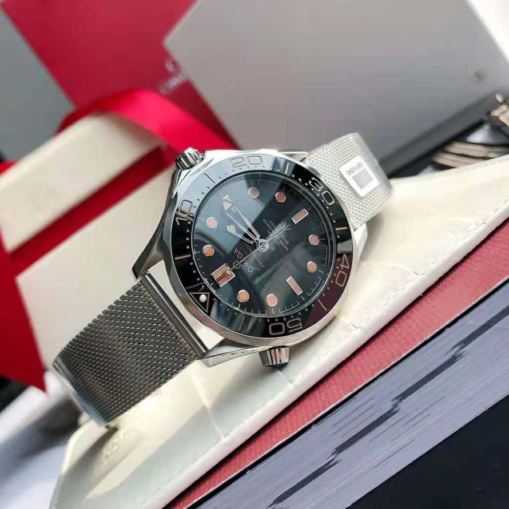 Omega Men Seamaster Diver 300M Co‑axial Master Chronometer 42 mm in Titanium (7)