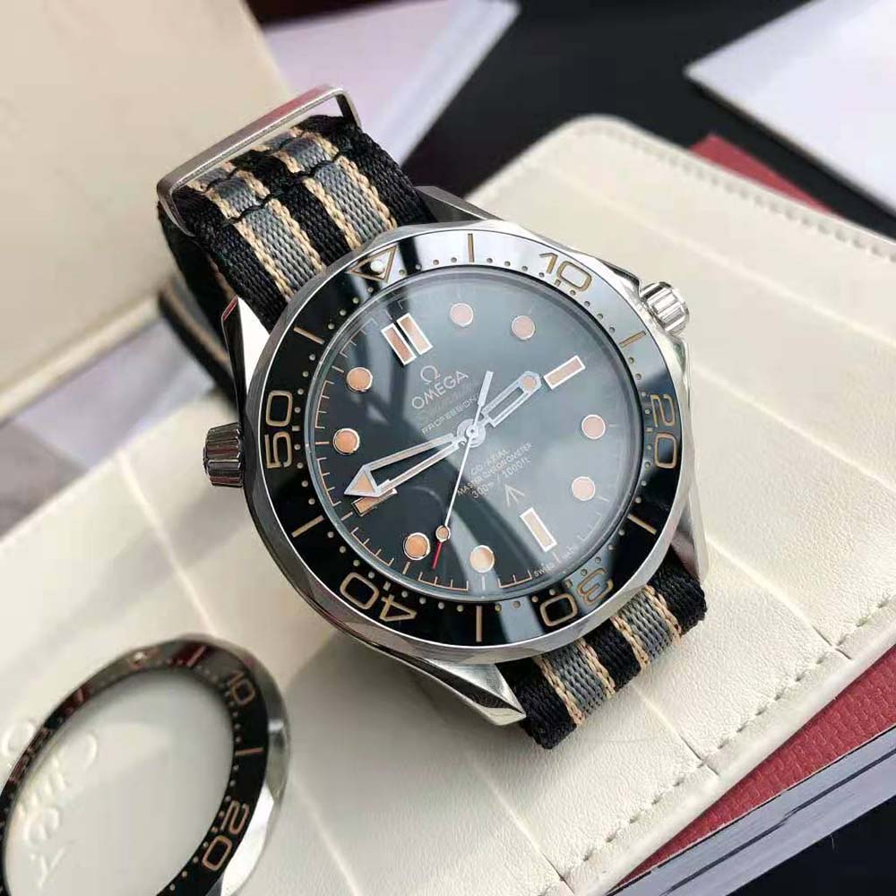 Omega Men Seamaster Diver 300M Co‑axial Master Chronometer 42 mm in Titanium-Black (3)