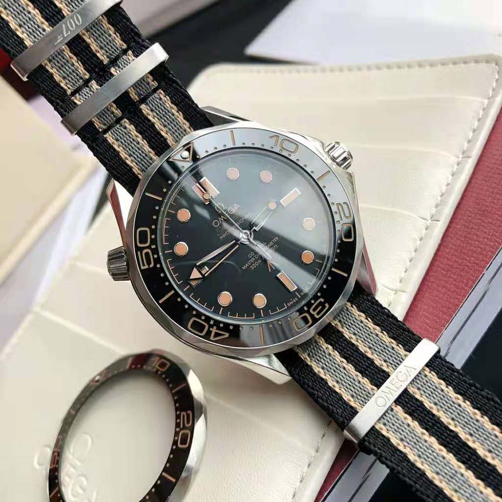 Omega Men Seamaster Diver 300M Co‑axial Master Chronometer 42 mm in Titanium-Black (4)