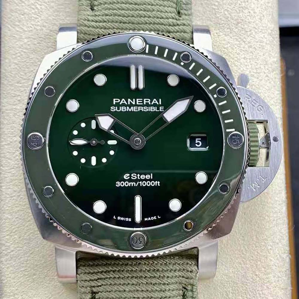 Panerai Men Submersible QuarantaQuattro ESteel™ Verde Smeraldo 44 mm-Green (2)