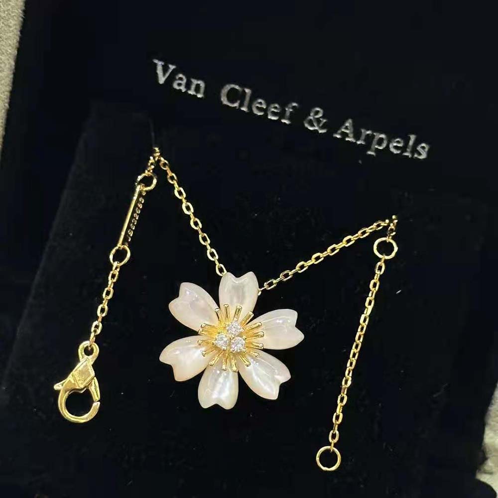 Van Cleef & Arpels Lady Rose de Noël Pendant Mini Model (3)