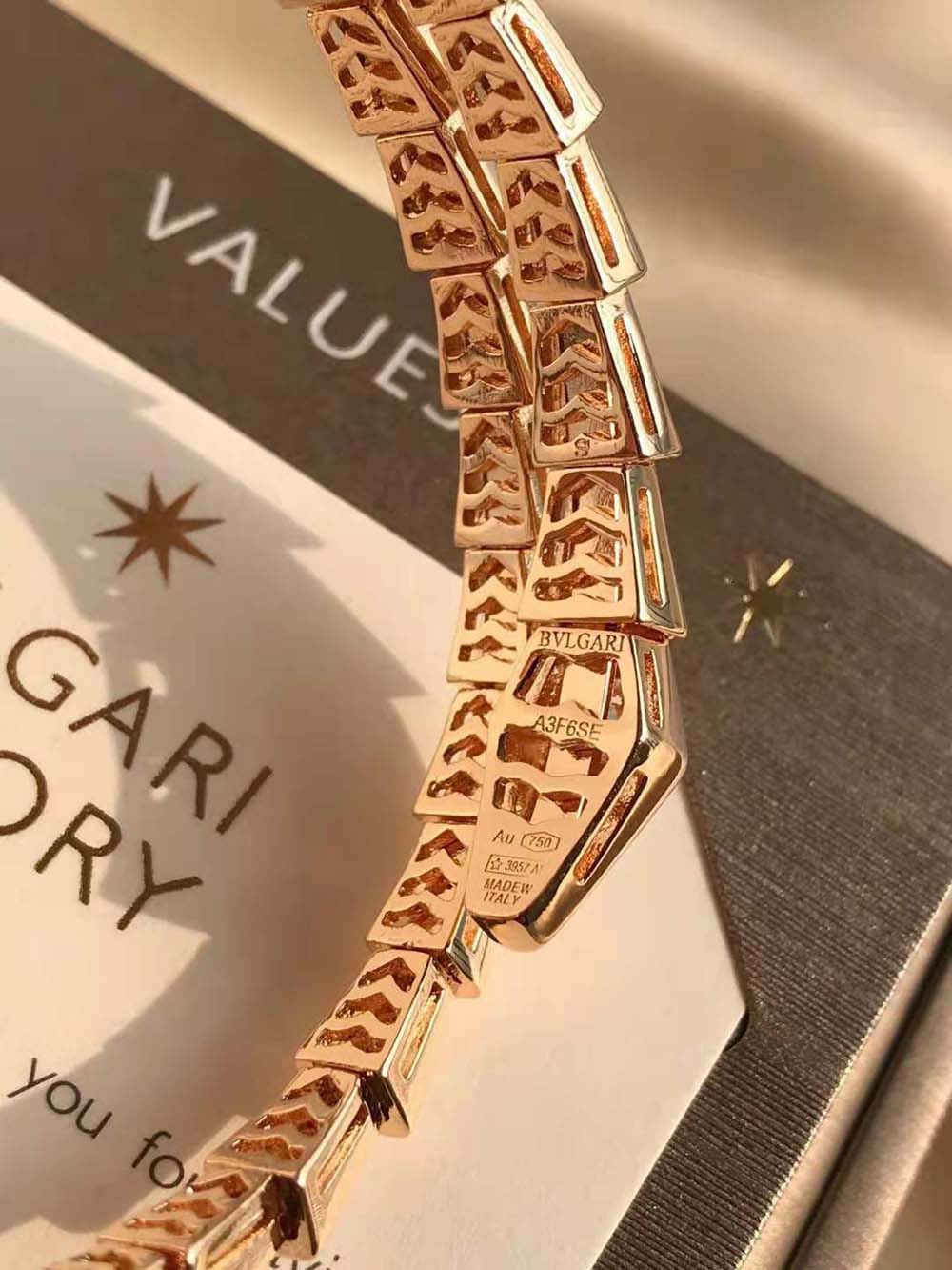 Bulgari Serpenti Viper One-coil Thin Bracelet in 18 kt Rose Gold and Full Pavé Diamonds (10)