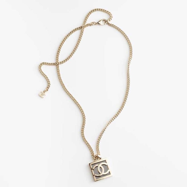 Chanel Women Pendant Necklace in Metal (1)