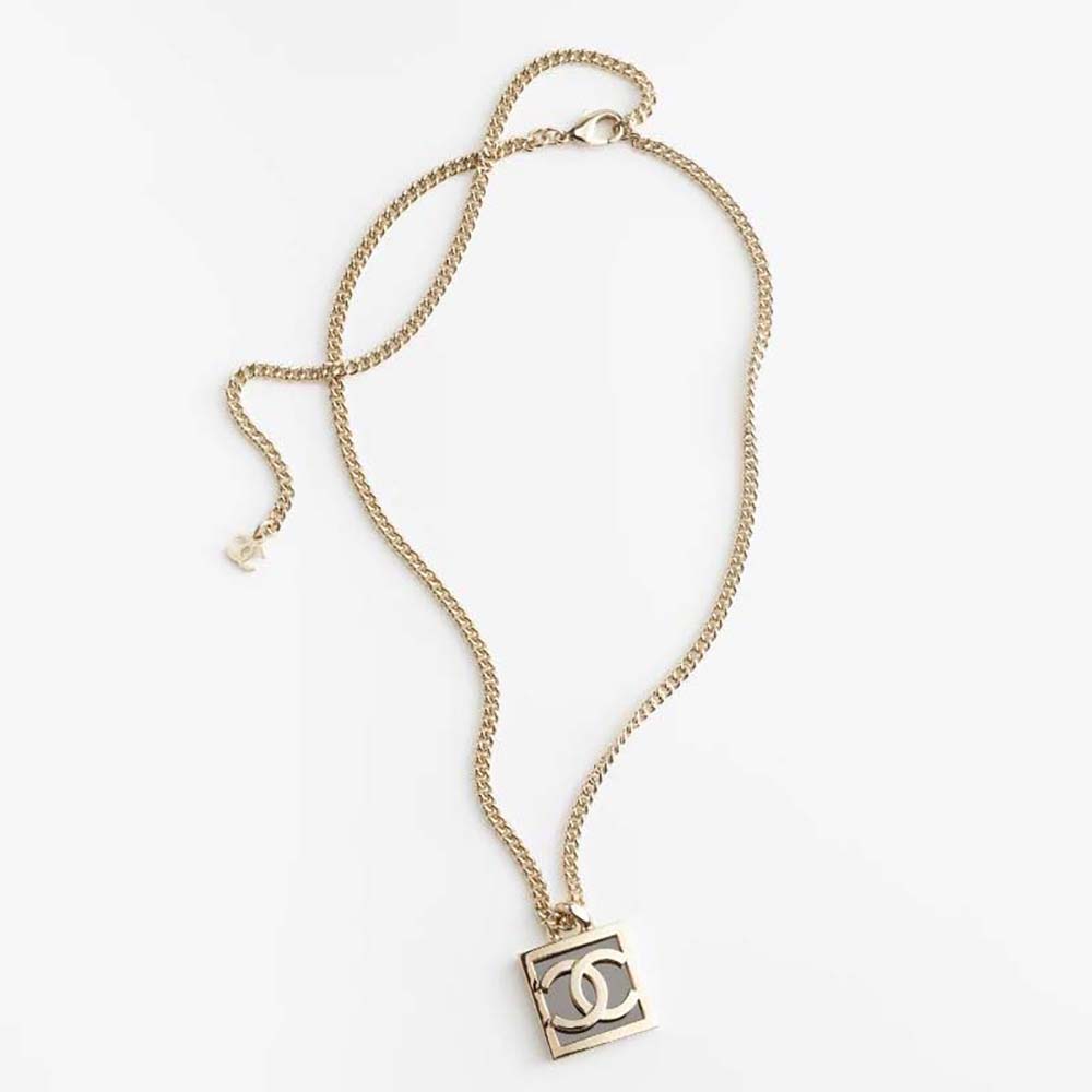 Chanel Women Pendant Necklace in Metal