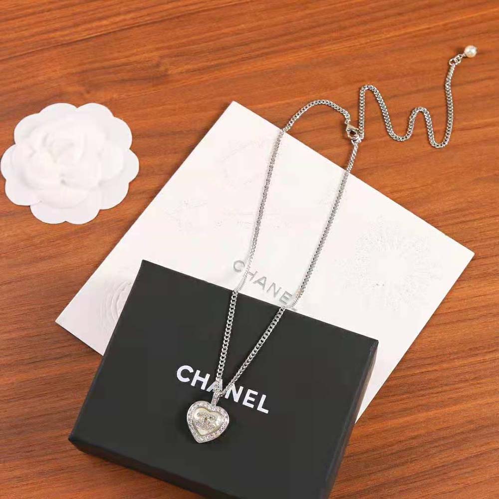 Chanel Women Pendant Necklace in Metal Glass Pearls & Strass (3)