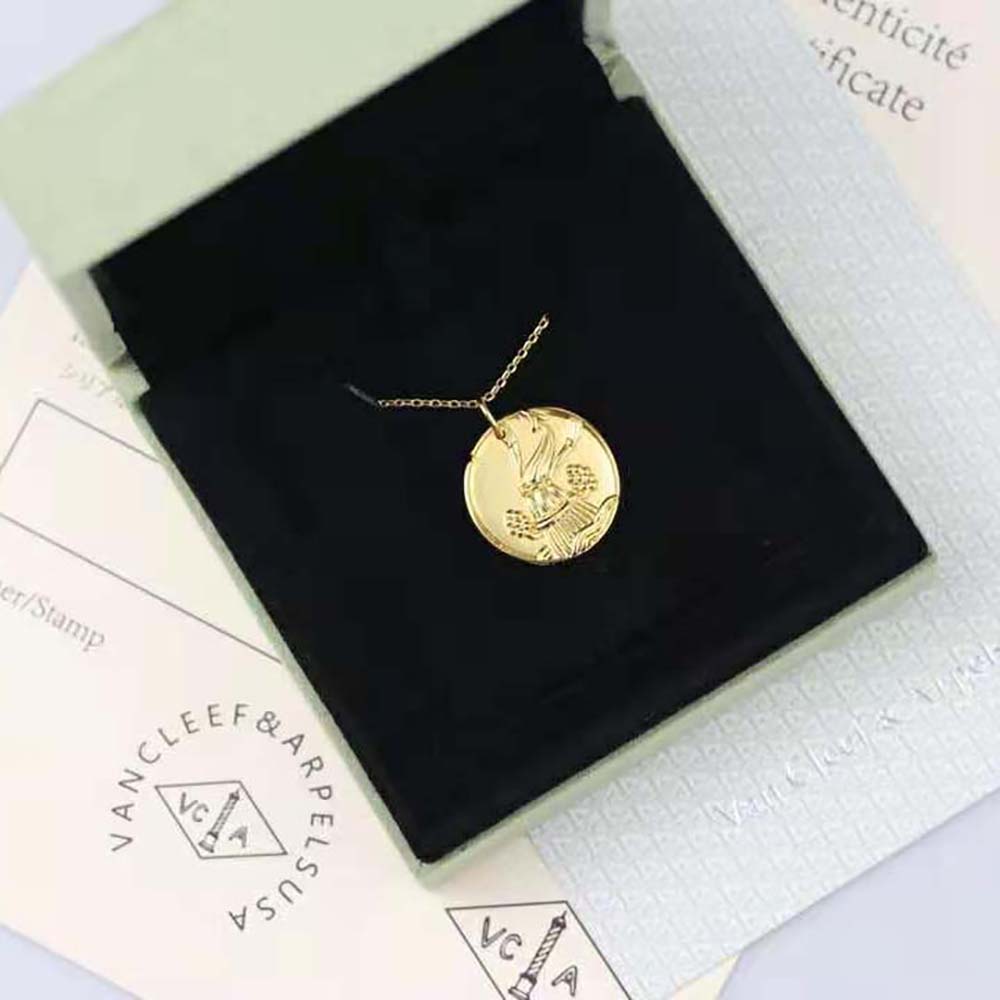 Van Cleef & Arpels Lady Zodiaque Medal Aquarii in 18K Yellow Gold (6)