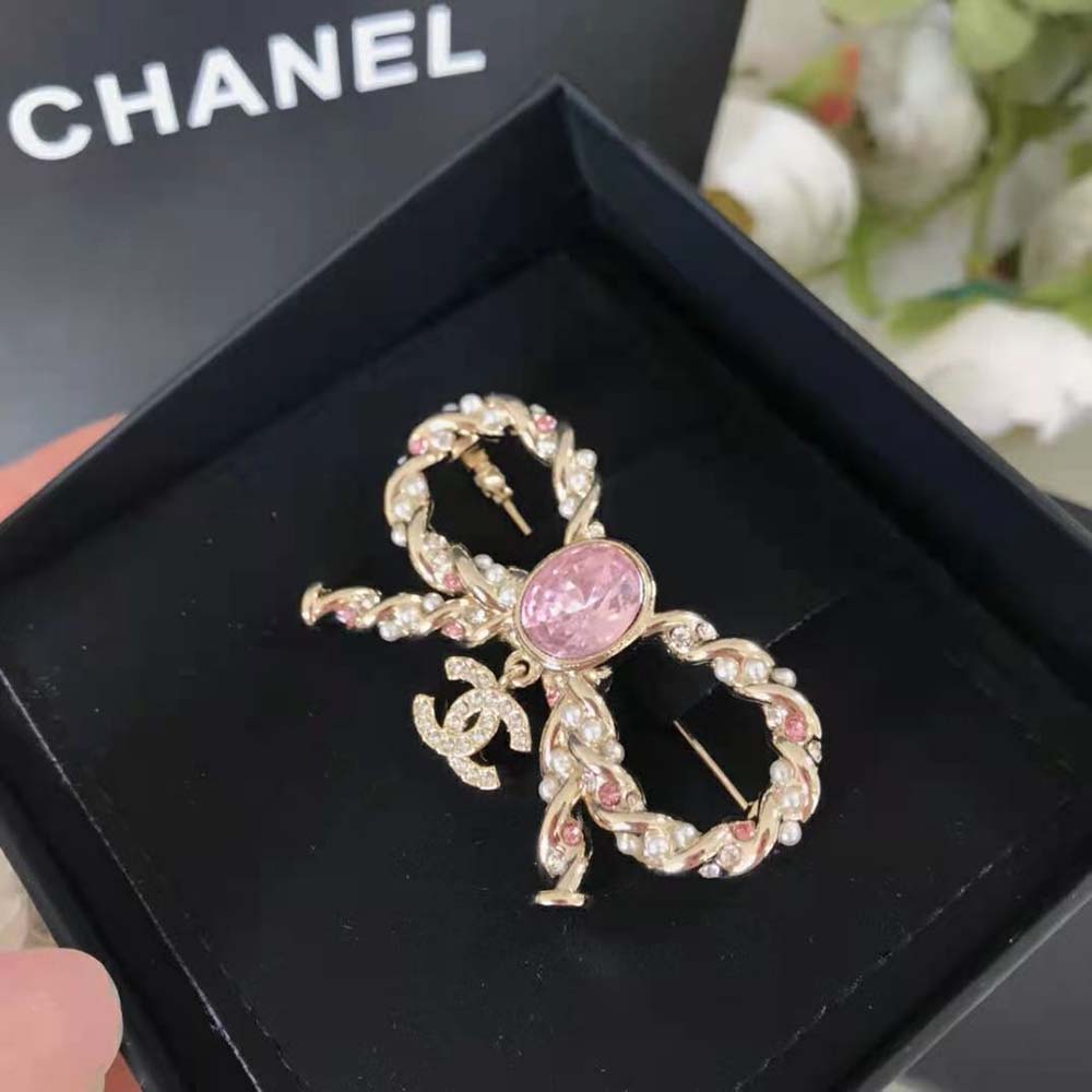 Chanel Women Brooch in Metal Glass Pearls and Diamantés (3)