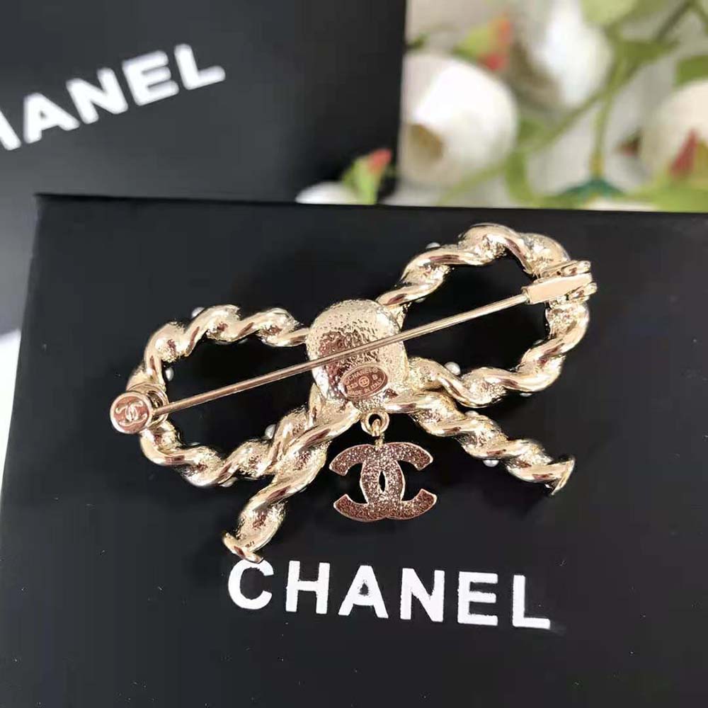 Chanel Women Brooch in Metal Glass Pearls and Diamantés (5)