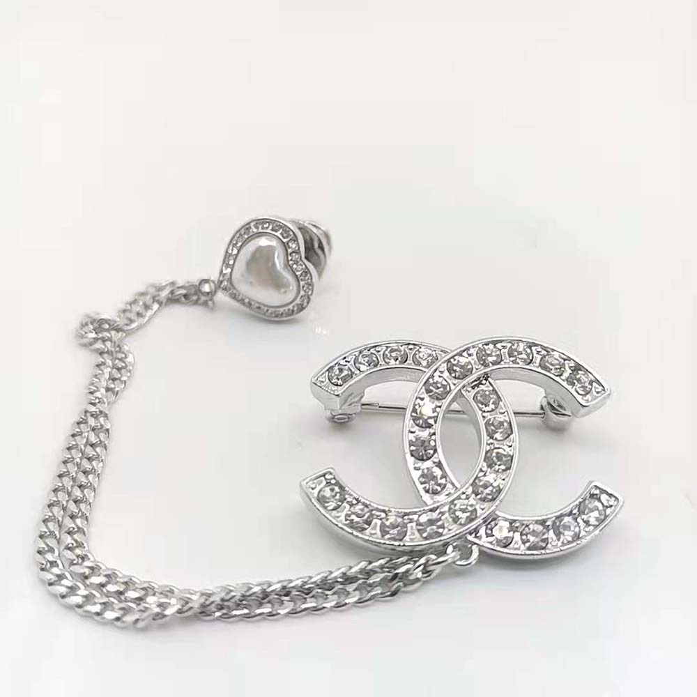 Chanel Women Brooch in Metal and Strass (2)