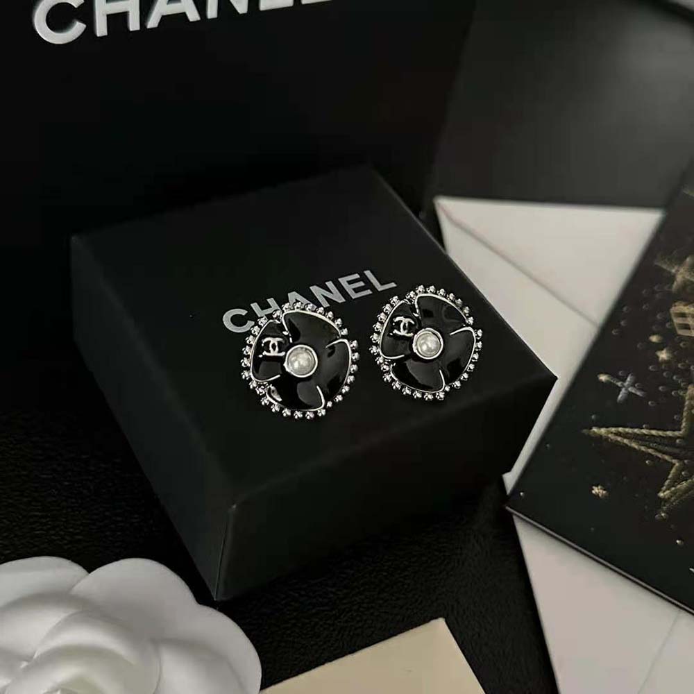 Chanel Women Clip-on Stud Earrings in Metal and Glass Pearls (3)