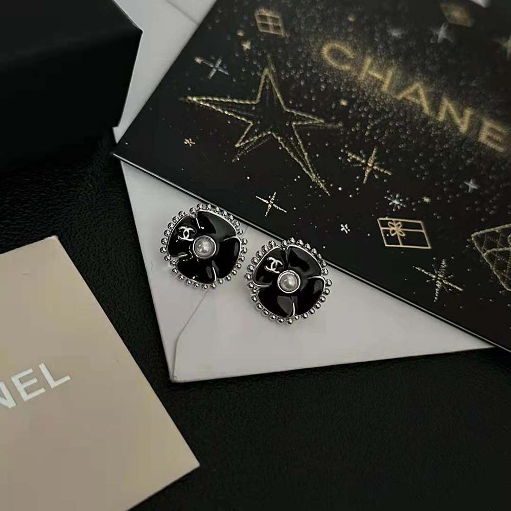 Chanel Women Clip-on Stud Earrings in Metal and Glass Pearls (4)