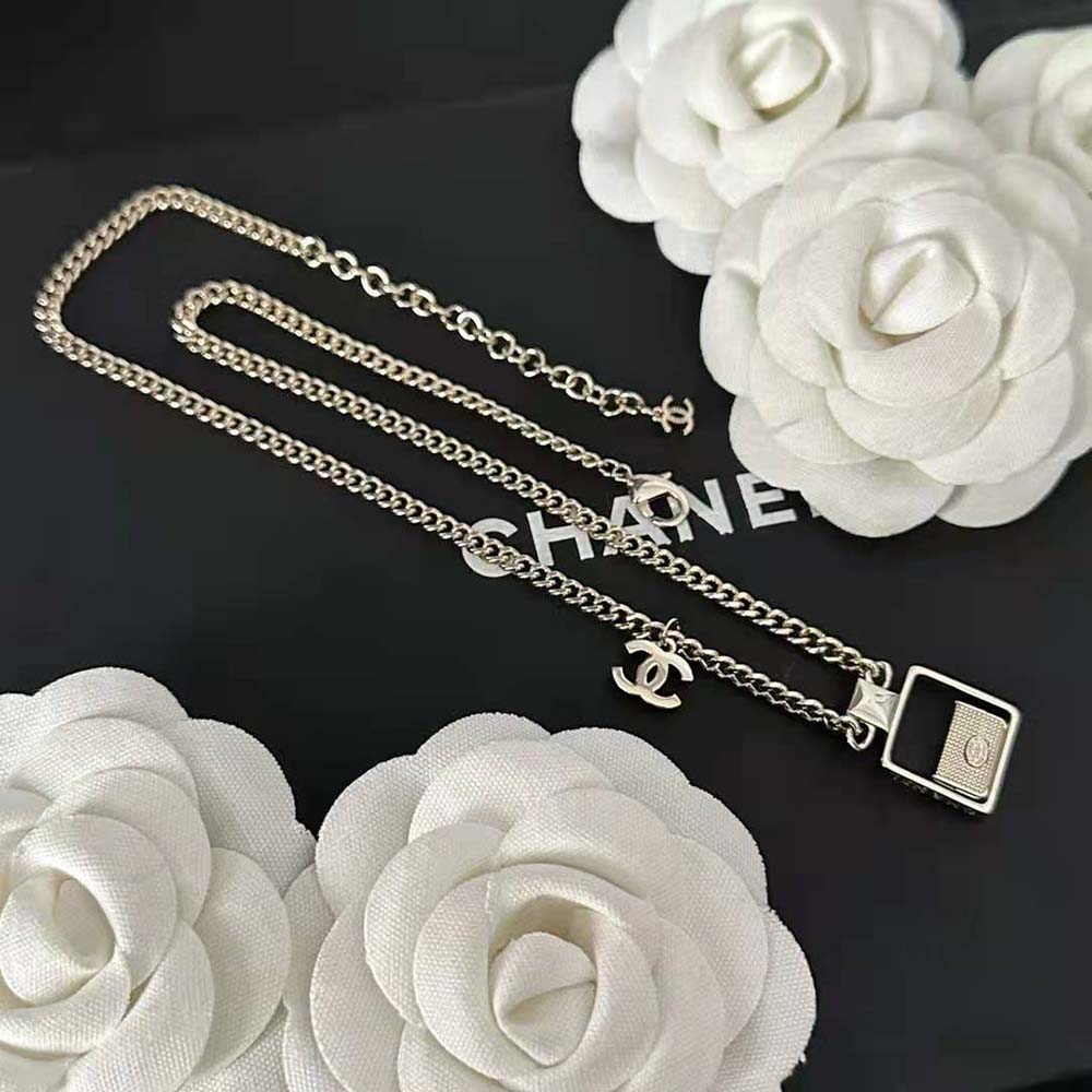 Chanel Women Pendant Necklace in Metal and Strass (3)