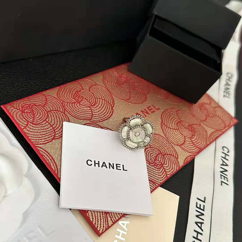 Chanel Women Ring in Metal and Glass Pearls (2)