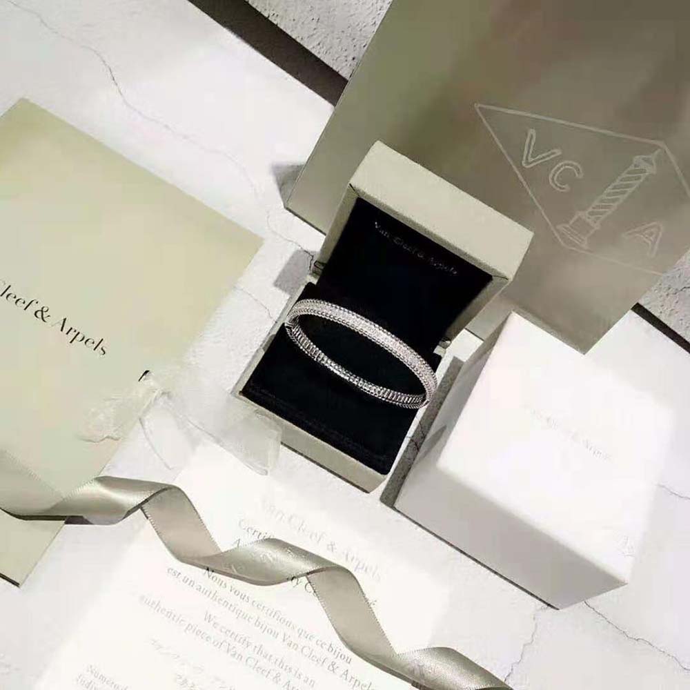 Van Cleef & Arpels Lady Perlée Diamonds Bracelet 1 Row Medium Model (2)