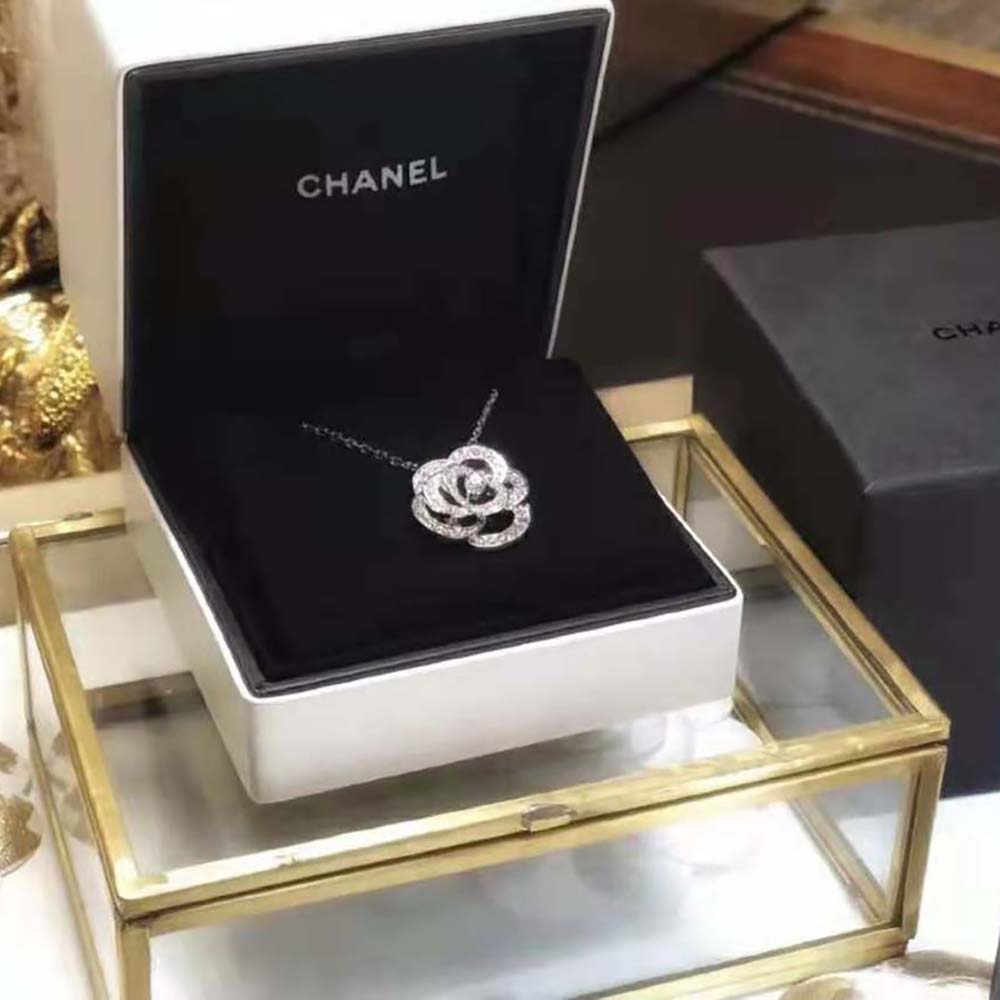 Chanel Women Fil De Camélia Necklace in 18K White Gold (3)