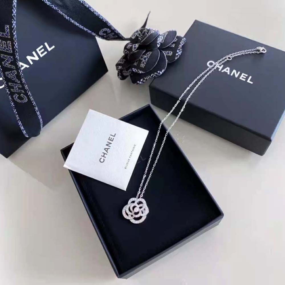 Chanel Women Fil De Camélia Necklace in 18K White Gold (4)