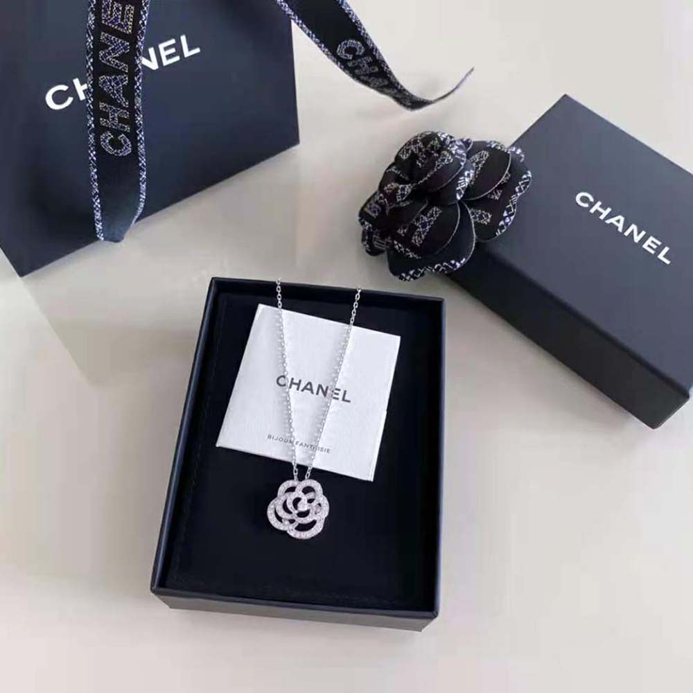 Chanel Women Fil De Camélia Necklace in 18K White Gold (5)