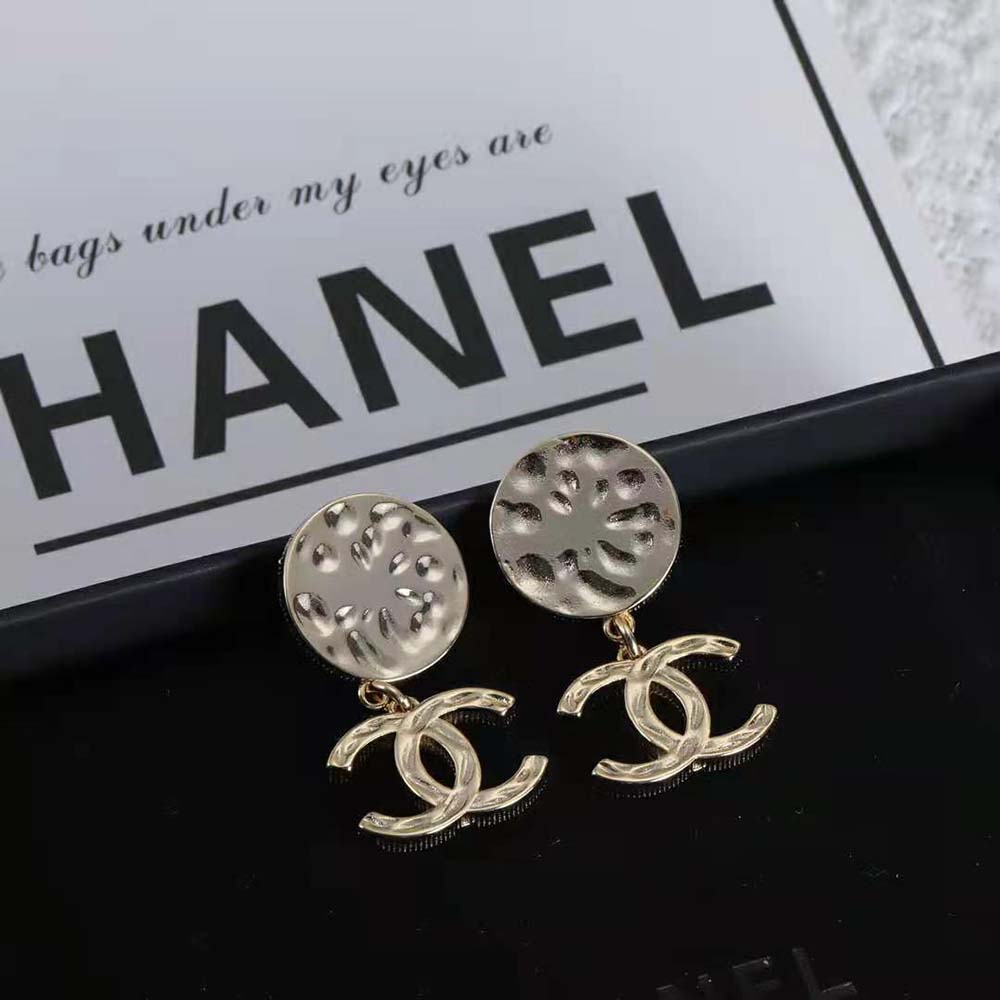 Chanel Women Pendant in Metal Gold (2)