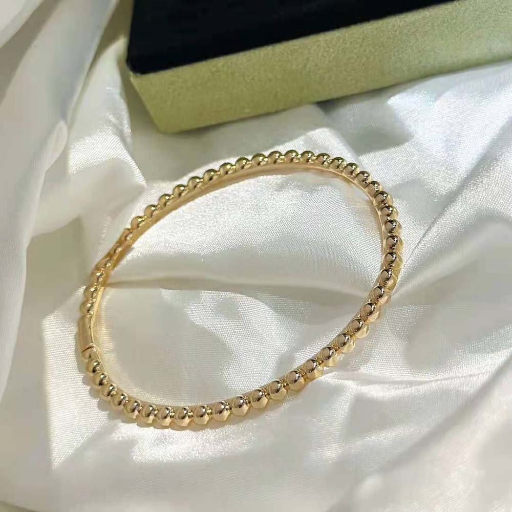 Van Cleef & Arpels Lady Perlée Pearls of Gold Bracelet Medium Model (5)