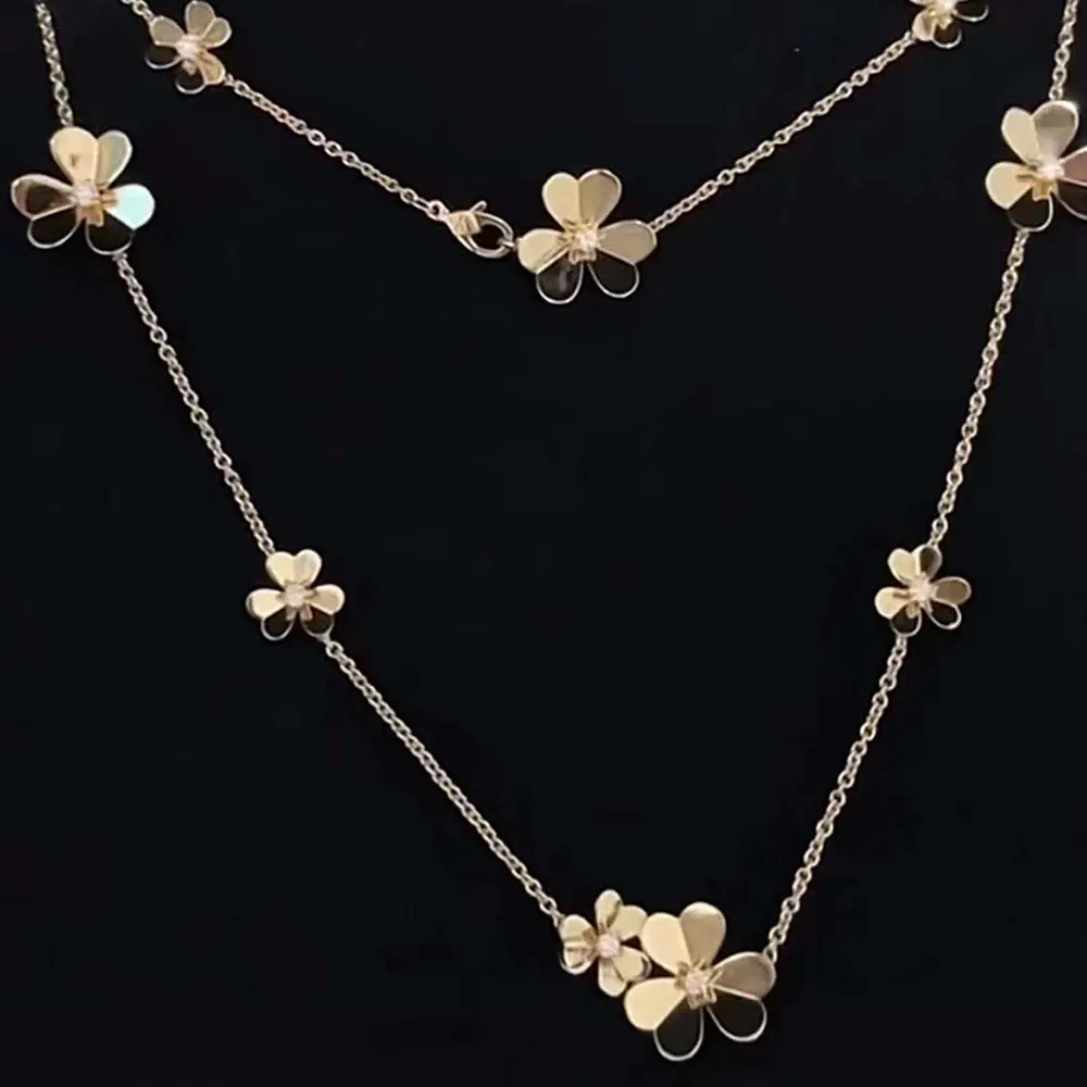 Van Cleef & Arpels Lady Frivole Necklace 9 Flowers VCARD31500 (3)