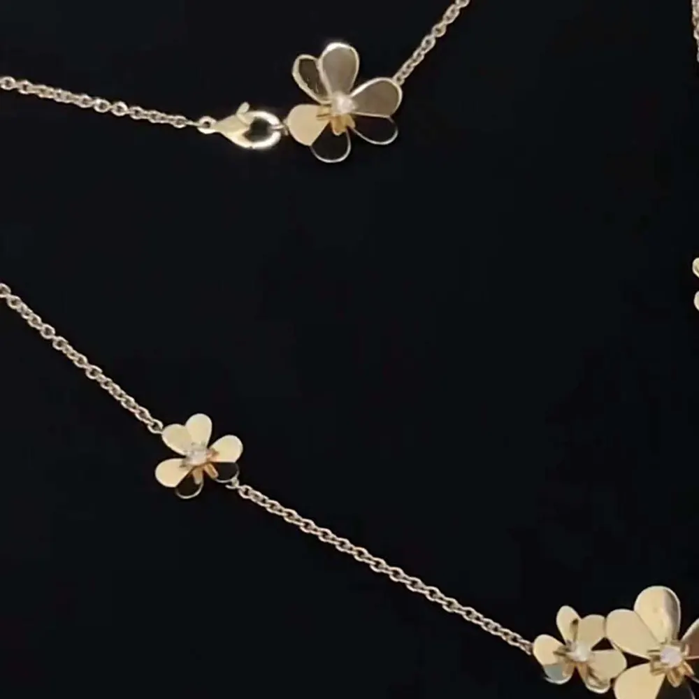 Van Cleef & Arpels Lady Frivole Necklace 9 Flowers VCARD31500 (4)