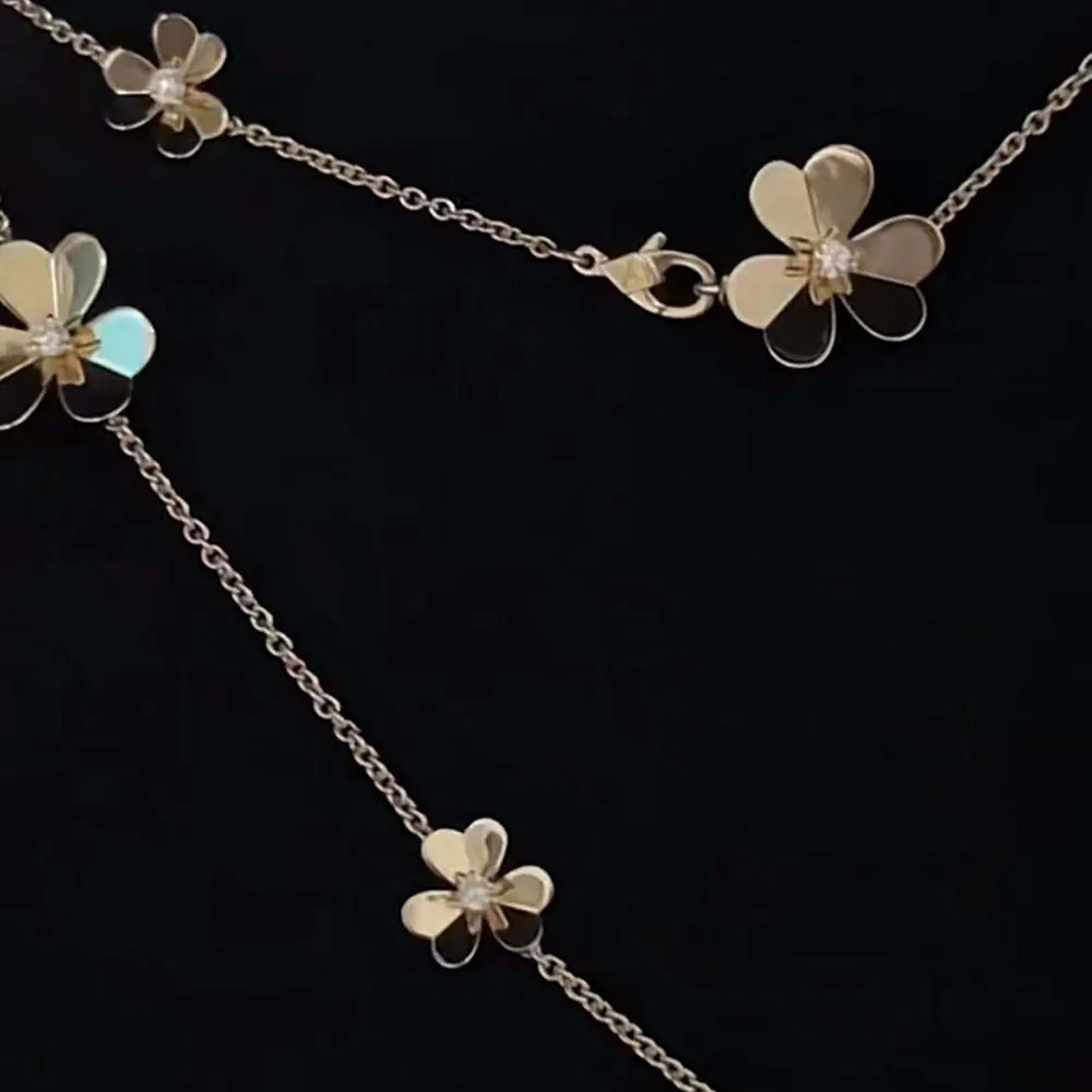 Van Cleef & Arpels Lady Frivole Necklace 9 Flowers VCARD31500 (5)