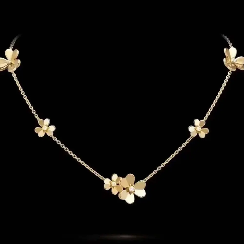 Van Cleef & Arpels Lady Frivole Necklace 9 Flowers VCARD31500 (7)