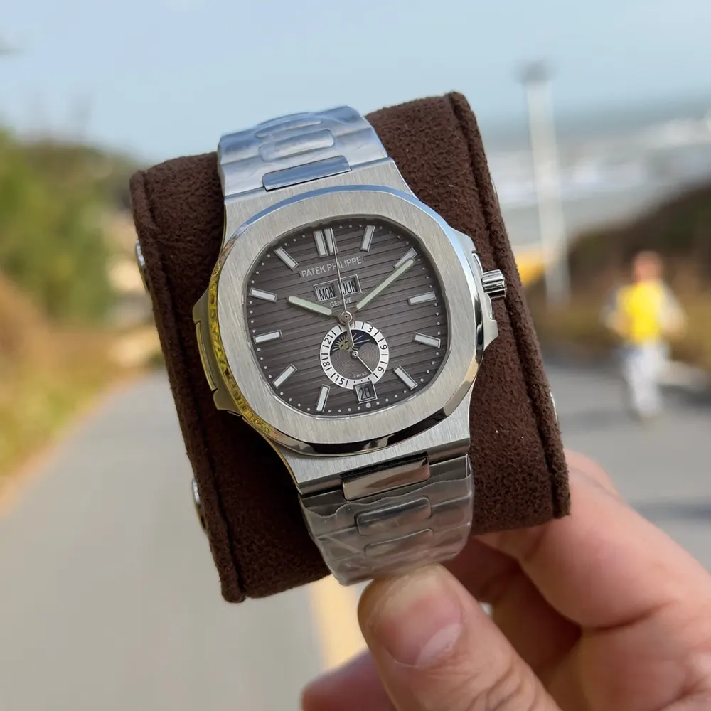 Patek Philippe Men Nautilus Self-Winding 40 mm in Stainless Steel and Grey dial (3)