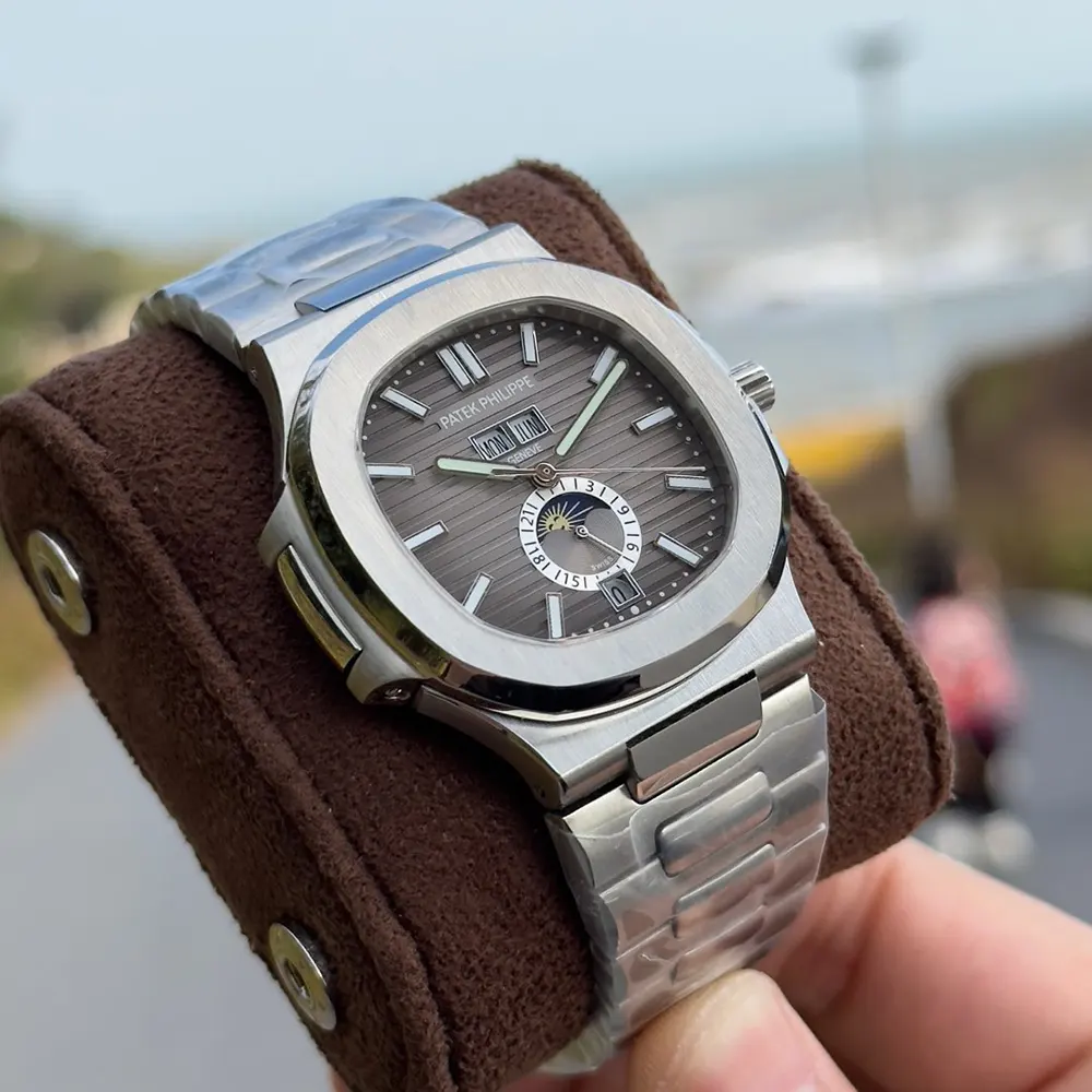 Patek Philippe Men Nautilus Self-Winding 40 mm in Stainless Steel and Grey dial (4)